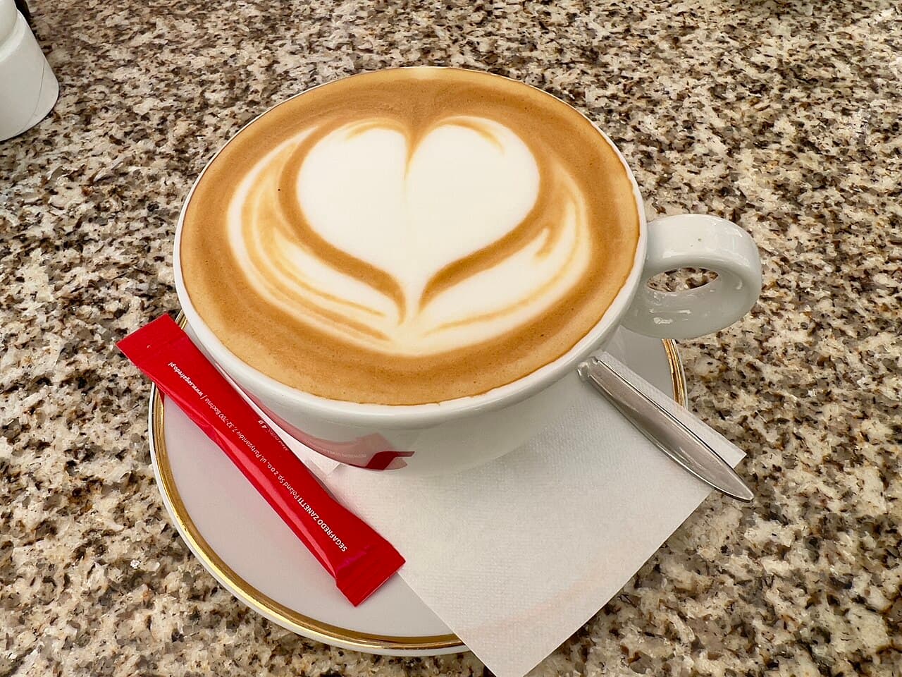 Café con leche y ambiente acogedor en Sentir Café